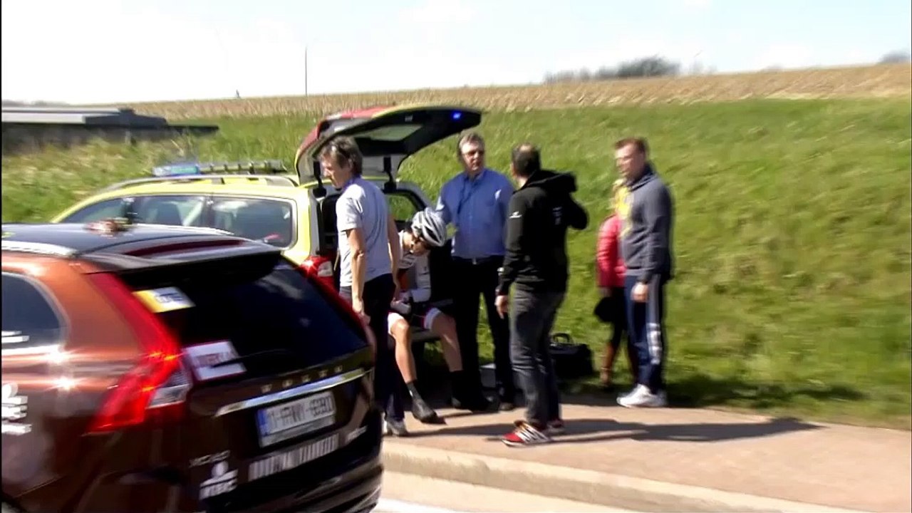 Tour de flanders: autos crashen radprofis