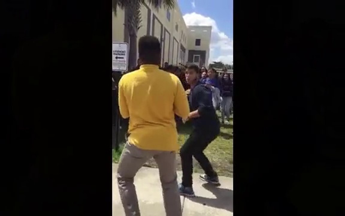 combat de rue à la sortie d'un lycée américain