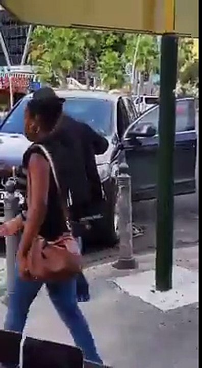 Un homme ivre danse et tente quelque chose de vraiment bizarre