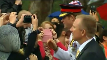 Australie : le "high five" du prince Harry à un adolescent roux de 12 ans