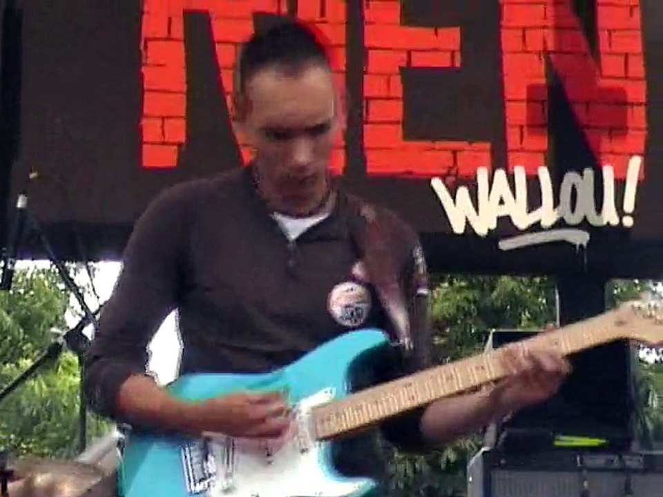 HK & Les Saltimbanks: "Passer Ma Vie"  1 Mai 2011 Place de La Nation