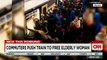 Decenas de pasajeros empujan vagón de metro para rescatar a una mujer