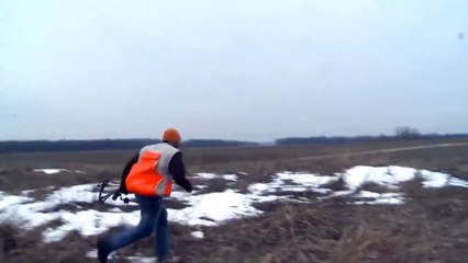 Un chasseur essaie d'attraper un faisan