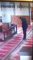 Un imam fait la prière avec son fils