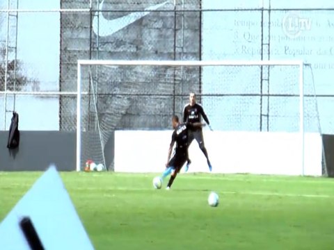 Love e Malcom treinam finalizações no Corinthians