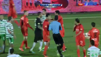 Il fallo più brutto nella storia del calcio, visione vietata ad un pubblico sensibile.