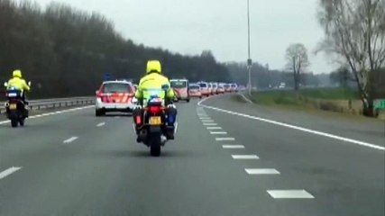 Beelden: tientallen politievoertuigen op de A28 - RTV Noord