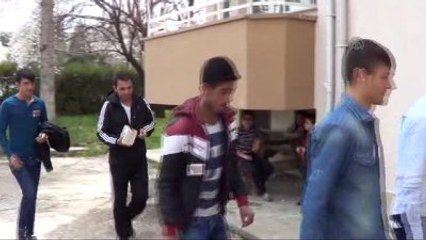 Lise Öğrencileri Köy Okulları İçin Kapı Kapı Dolaşıp Kitap Topluyor - K.