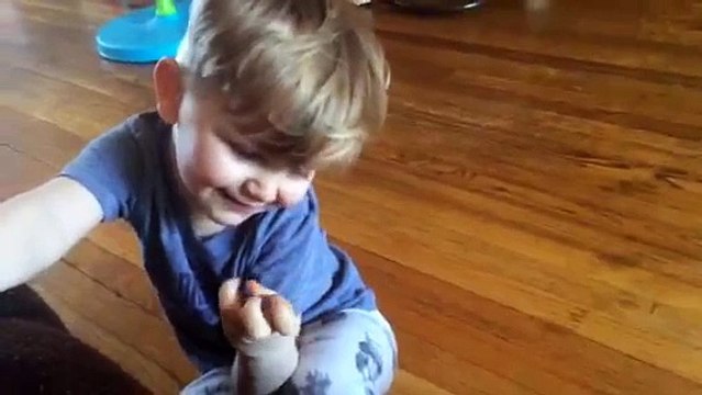 Videos Engraçados: Menino Mostra Como Detesta Doces