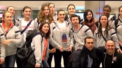 Avrupa Şampiyonu Eczacıbaşı Vitra Çiçeklerle Karşılandı 2-
