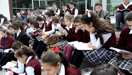 KULA’ LI ÖĞRENCİLER MEYDANDA KİTAP OKUDU