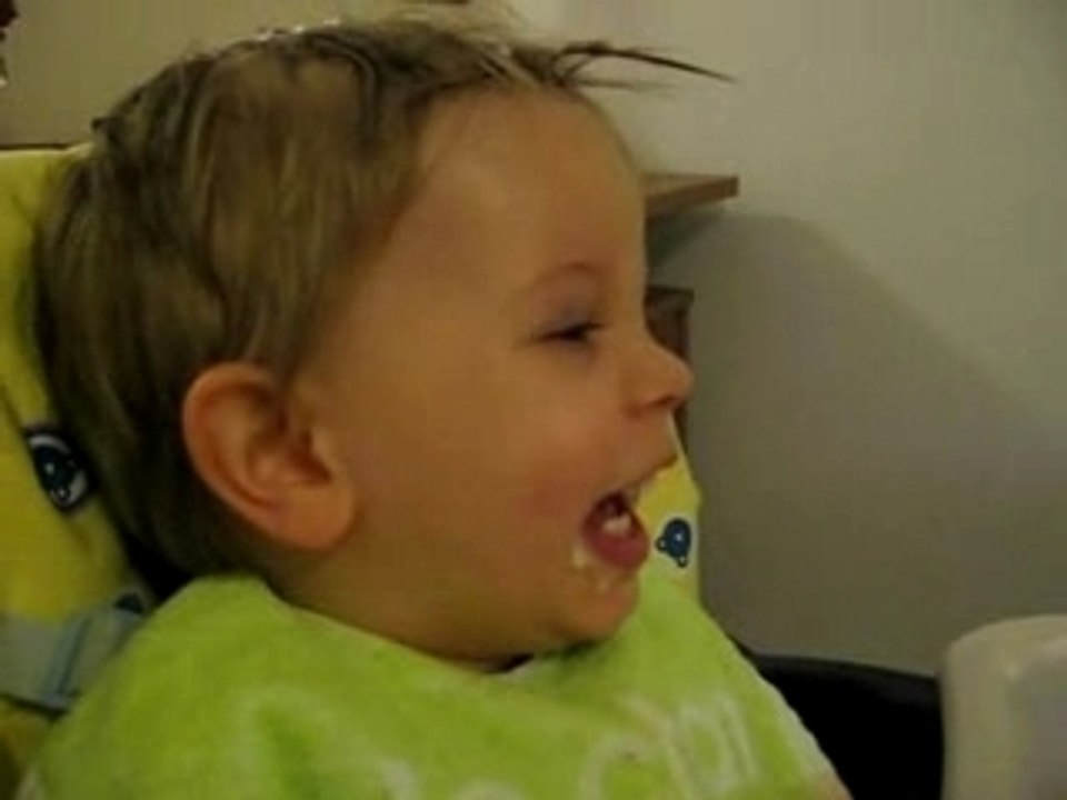 Noah le bossu plié de rire
