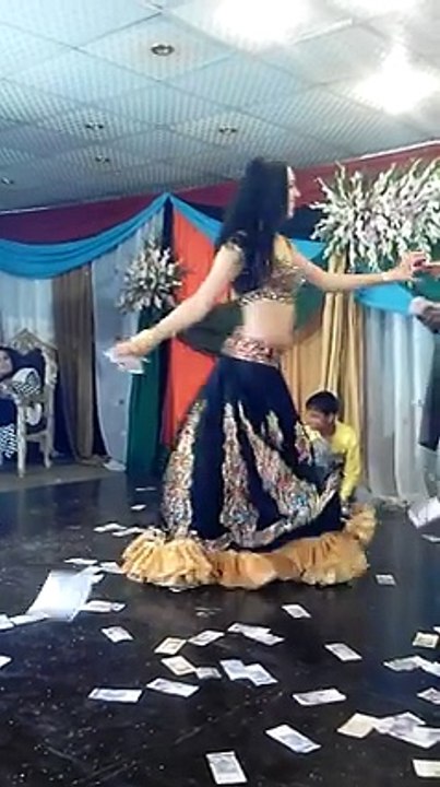Dance Of A Pakistani Girl In A Weeding On Chittiyan Kalliyan Song