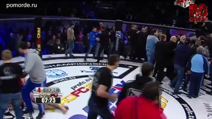 Briga generalizada toma conta de evento de MMA na Rússia