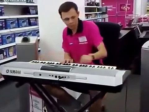 Продавец играет на синтезаторе