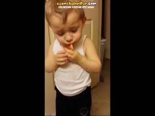 Ölen Süs Balığını Öperek Vedalaşan Çocuk