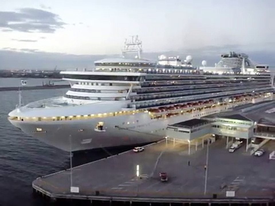 Best cruise ship horn battle!!
