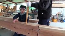 Japon marangozlardan kaliteli ve sağlam antik Japon binalarının nasıl yapıldığına dair kısa bir video izliyoruz.