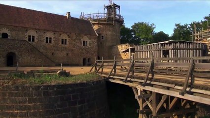 Incroyable vue du ciel d'un château-fort en cours de construction. Guénelon !