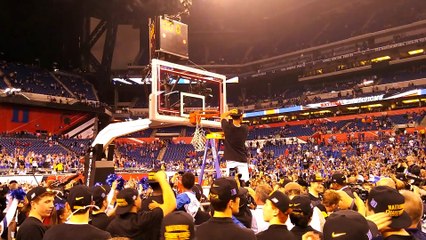 Les Blue Devils coupent le filet après la victoire de Duke au Final Four NCAA 2015