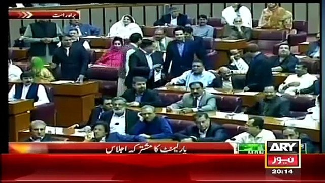 Off The Record with Kashif Abbasi-PTI Ki Parliament Mein Wapsi Parliament Machli Bazar Ban Gaya- 6th April 2015