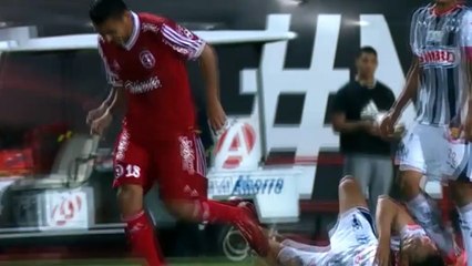 Arango wgryzł się w rywala. Całkiem jak Suarez!