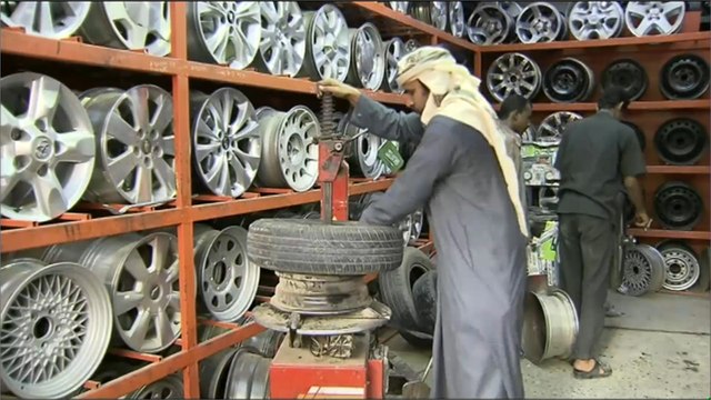 أبناء الجالية اليمنية في السعودية يتابعون مجريات عاصفة الحزم