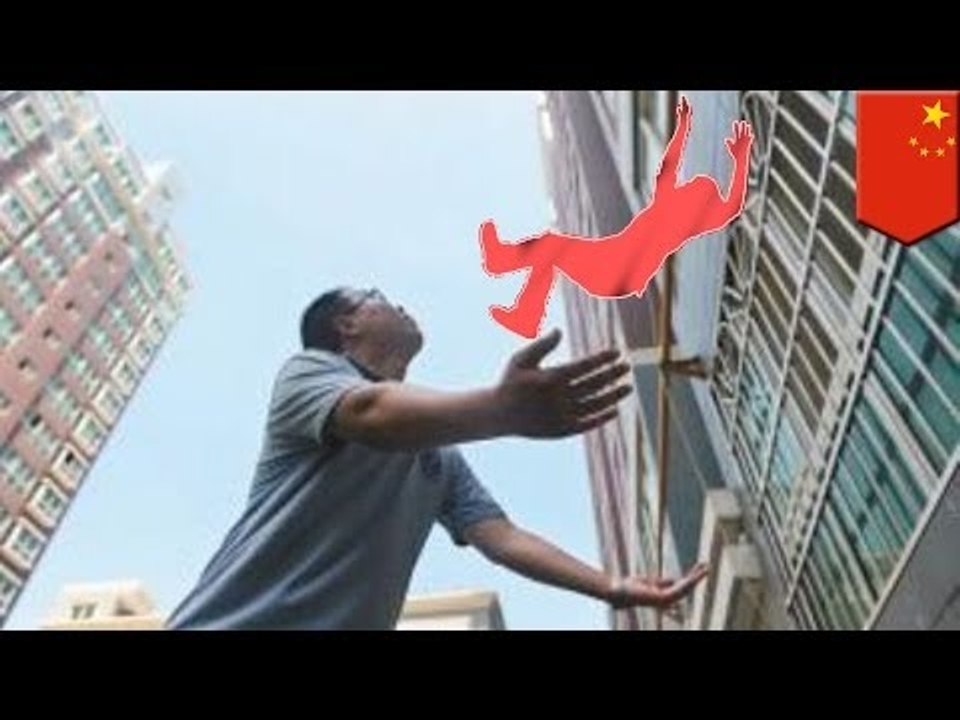 Китайский учитель поймал девочку, выпавшую из о...