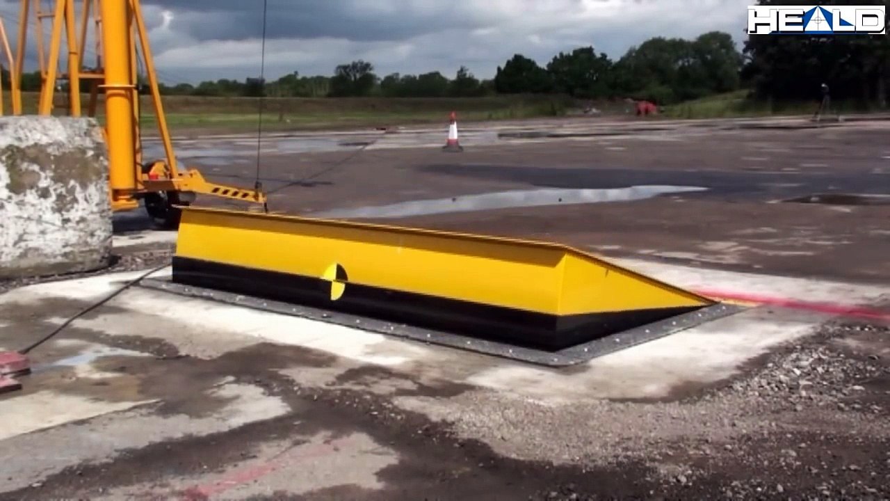 Crash test violent : simulation d'attaque d'un camion sur une base militaire -  Road Blocker