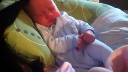 Chat-Morphée endort bébé !