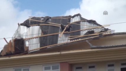 Şiddetli Rüzgar Çatıları Uçurdu