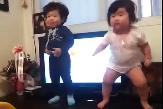 Adorably chubby babies dance to K-pop! [Eng Sub]
