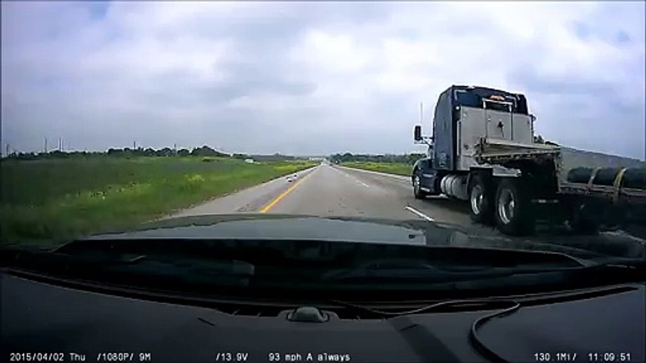 Une voiture éclate une dinde sur l'autoroute