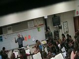 Un prof de musique pète un câble sur un des élèves en plein cours