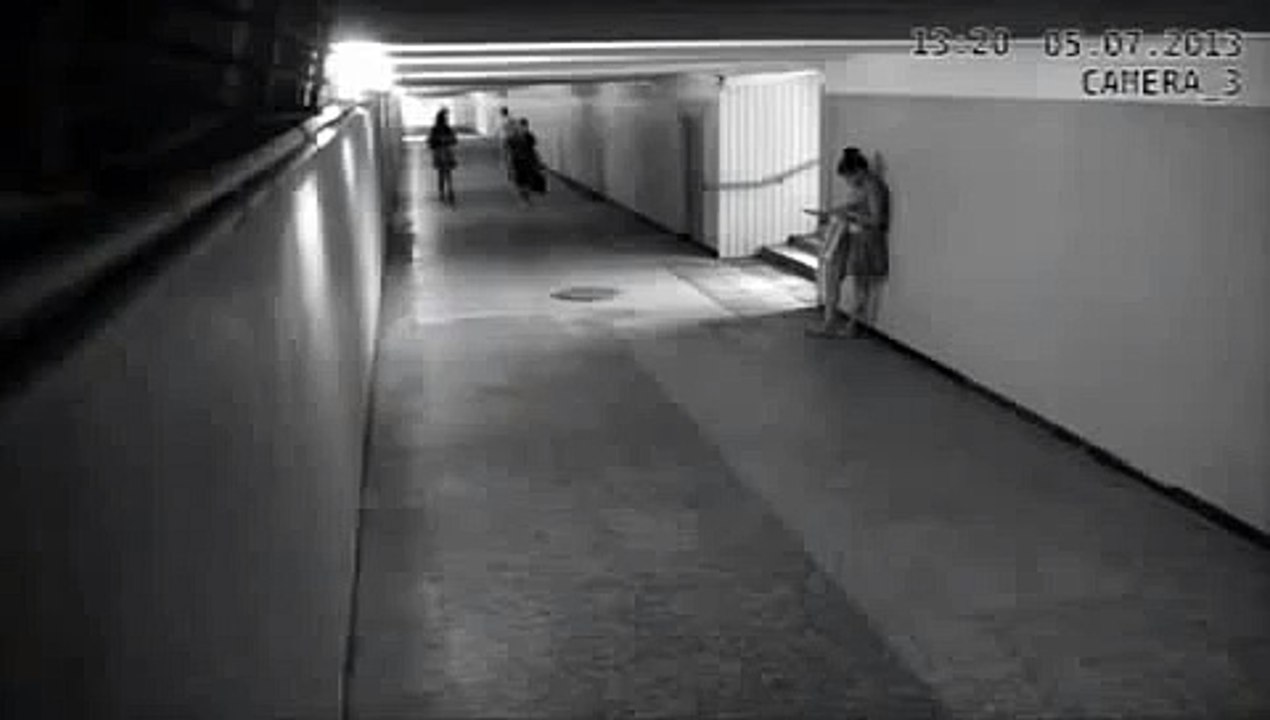 Une fille se fait voler son portable et corrige le voleur