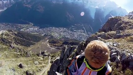 Faire un check à son pote resté au sol pendant un vol en Wingsuit