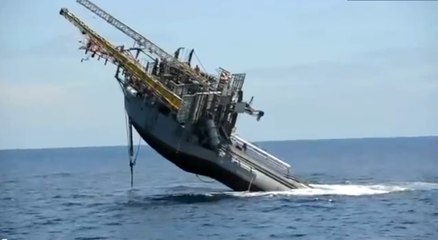 Un bateau qui se retourne à la verticale