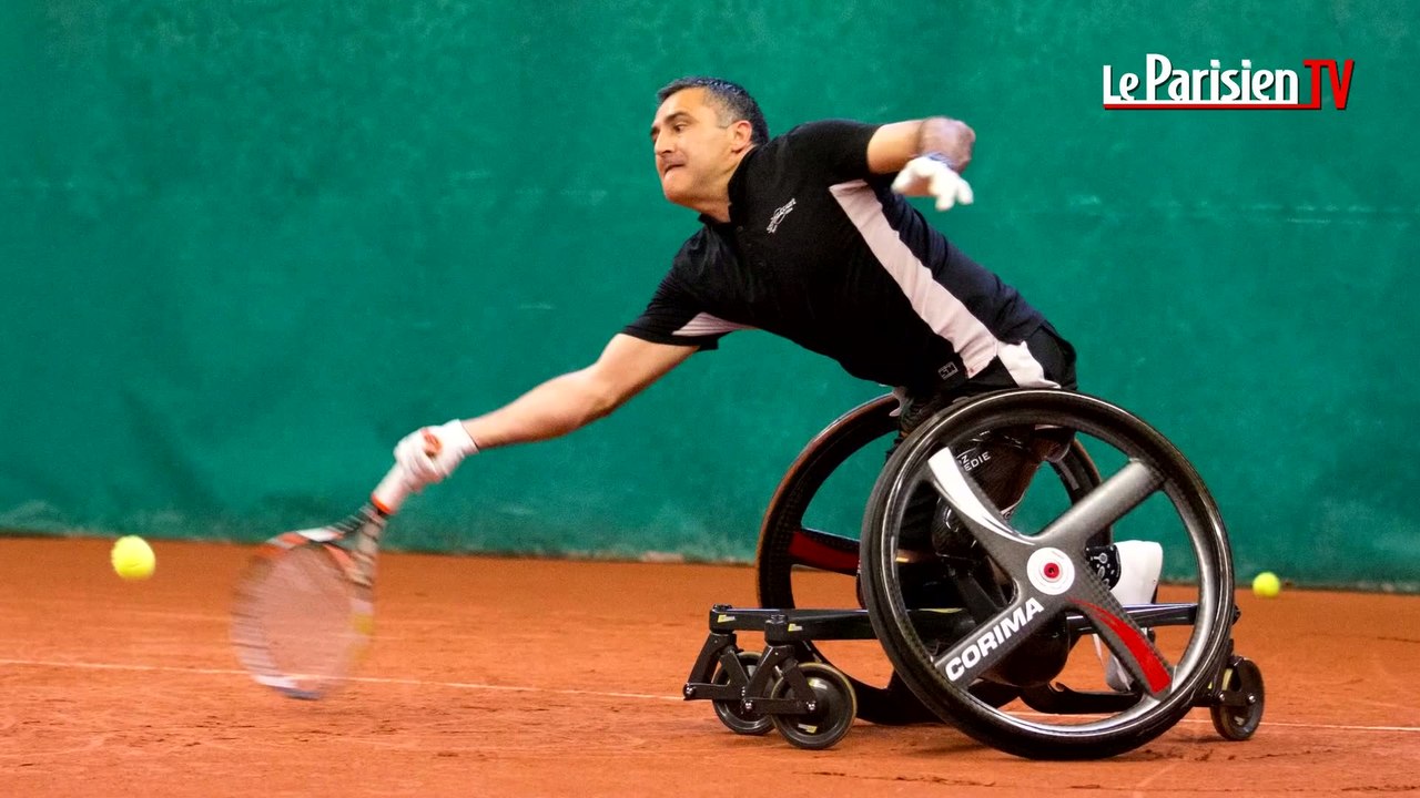 Tennis handisport. Ce fauteuil roulant «permet de jouer debout»