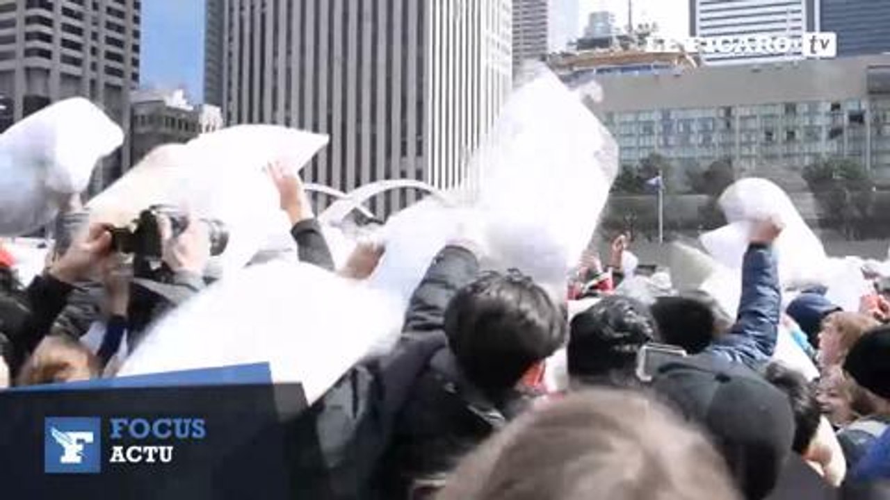 Bataille de polochons et d'oreillers dans les rues de Toronto