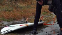 Du surf sur une rivière en crue dans les Pyrénées-Atlantiques