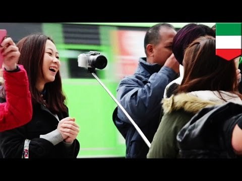 Museos y atracciones turísticas prohíben el uso de estúpidos accesorios para tomarse selfies