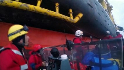 Une plateforme pétrolière en route vers l'Arctique prise d'assaut par des militants de Greenpeace