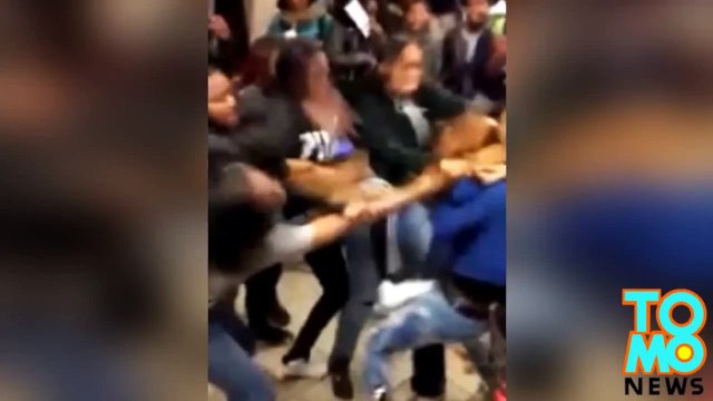 مراهقات يضربن فتاة في ماكدونالد بروكلين والناس تشاهد ولا تتدخل