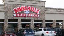 رجل من تكساس يطرد من مطعم بومبشيل بسبب وشم العصابات على وجهه