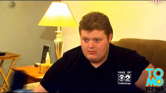 أستاذ يشبح على طالب من ذوي الاحتياجات الخاصة