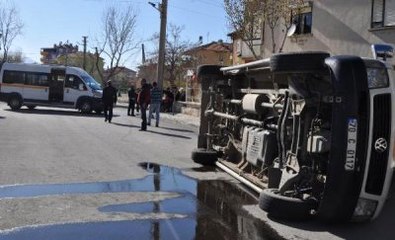 Karaman'da Öğrenci Servisleri Çarpıştı: 6'sı Öğrenci 8 Yaralı