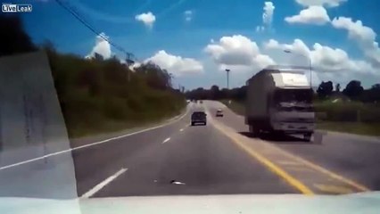 LiveLeak - Brutal pick-up truck accident