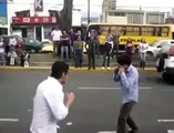 un amigo no separa una pelea, llega con una patada voladora (Ambato-Ecuador)