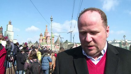 Muscovites pay respects to slain oppostion leader Nemtsov