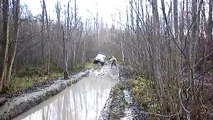 Suzuki Jimny в грязи. Лесной offroad